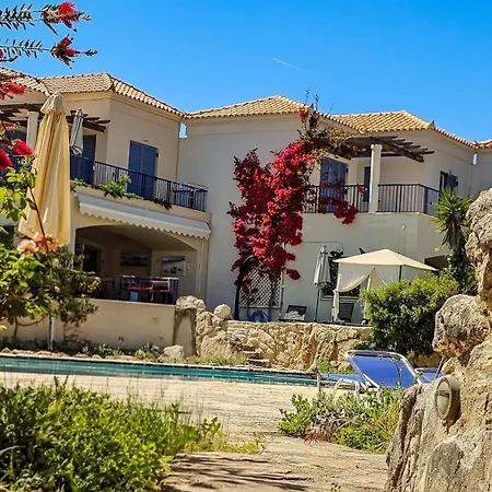 Cassiopeia 3-bedroom House On The With Pool Dom wakacyjny