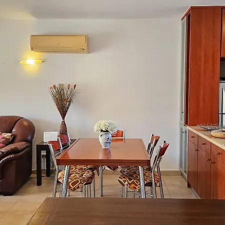 Vakantiehuis Cassiopeia 3-bedroom House On The With Pool *