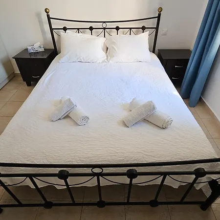 Vakantiehuis Cassiopeia 3-bedroom House On The With Pool